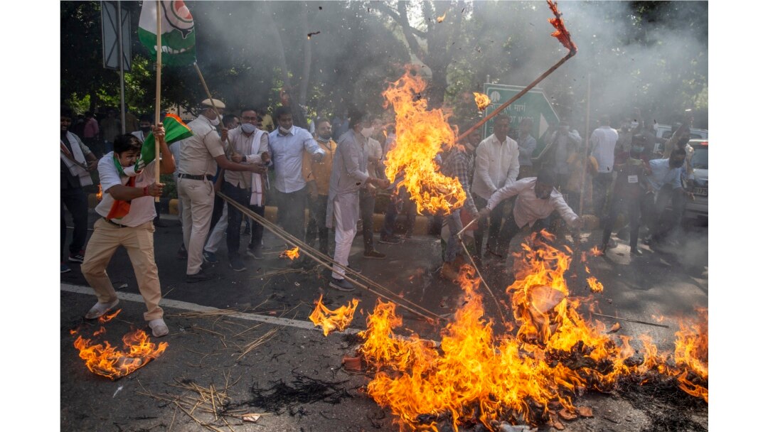 Pendukung Partai Kongres oposisi India membakar dan memukuli patung kepala menteri negara bagian Uttar Pradesh, Yogi Adityanath dalam aksi protes terhadap pemerkosaan dan pembunuhan geng terhadap seorang perempuan di New Delhi, India, Rabu, 30 September 2020.