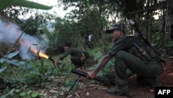 ကချင်လက်နက်ကိုင်တပ်ဖွဲ့နဲ့ အတူ ABSDF ( မြောက်ပိုင်း ) တို့မြန်မာစစ်တပ်နဲ့ပစ်ခတ်မှုဖြစ်ပွားစဉ် (Soe Than WIN / AFP)