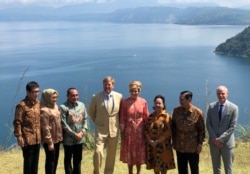 Raja Willem-Alexander dan Ratu Maxima bersama Menteri Pariwisata dan Ekonomi Kreatif, Wishnutama, Menko Kemaritiman dan Investasi, Luhut Binsar Pandjaitan, dan Gubernur Sumut Edy Rahmayadi, di Bukit Singgolom, Toba, Sumut (12/3). (VOA/Anugrah Andriansyah)