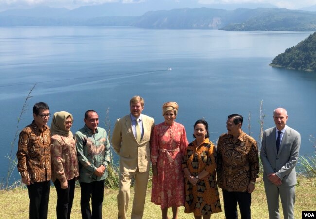 Raja Willem-Alexander dan Ratu Maxima bersama Menteri Pariwisata dan Ekonomi Kreatif, Wishnutama, Menko Kemaritiman dan Investasi, Luhut Binsar Pandjaitan, dan Gubernur Sumut Edy Rahmayadi, di Bukit Singgolom, Toba, Sumut (12/3). (VOA/Anugrah Andriansyah)