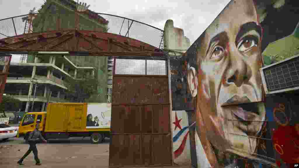 Un piéton passe devant un graffiti du président Barack Obama, le 22 juillet 2015 .