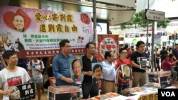 支联会在铜锣湾收集市民签名爱心圣诞卡。（美国之音图片/海彦拍摄）