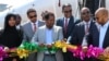 Inauguration du premier vol commercial de la compagnie éthiopienne National Airways reliant Addis-Abeba à Mogadiscio en présence d'Abdirahman Omar Osman, le maire de Mogadiscio (3è G) et Abera Lemi (3è D), le PDG d'Ethiopian National Airways à l'aéroport international Aden Abdulle Mogadiscio, le 13 octobre 2018.