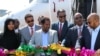 Abdirahman Omar Osman (3ème à gauche) et Abera Lemi (3ème à droite), PDG d’Éthiopienne National Airways, inaugurent après le premier vol commercial de National Airways reliant Addis-Abeba à Mogadiscio.