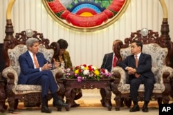 U.S. Secretary of State John Kerry, left, speaks with with Lao Prime Minister Thongsing Thammavong during their meeting at the Prime Minister's Office in Vientiane, Laos, Jan. 25, 2016.