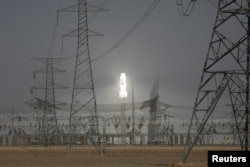 Pembangkit listrik di dekat Dunhuang, Provinsi Gansu, China, 13 April 2021. (Foto: Reuters)