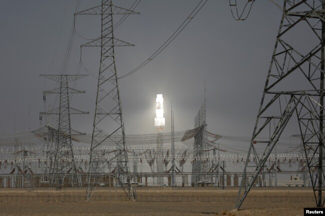 Pembangkit listrik di dekat Dunhuang, Provinsi Gansu, China, 13 April 2021. (Foto: Reuters)