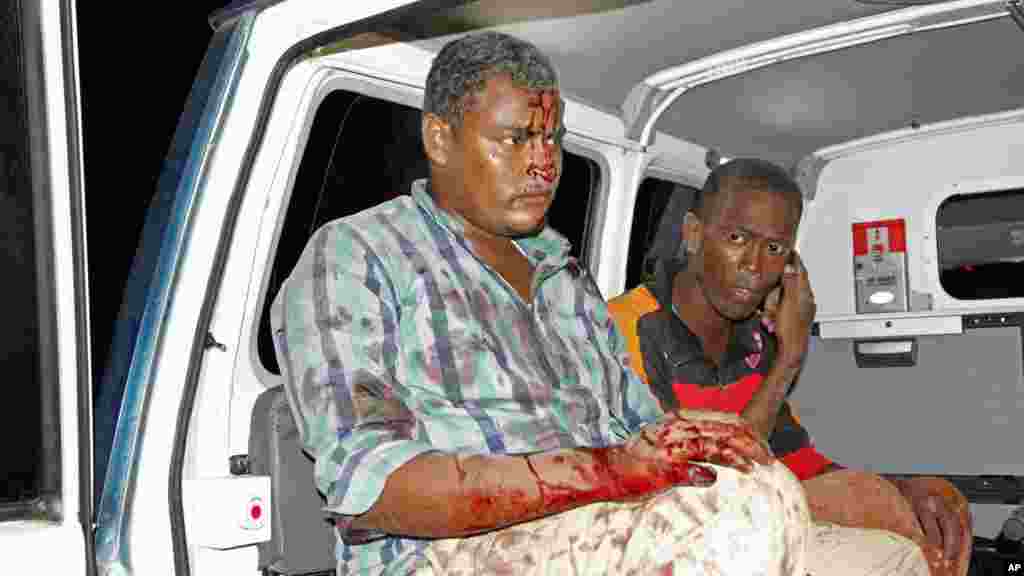 Des victimes assises dans une ambulance, attendent d'être conduites à l'hôpital, après le double attentat à Mogadiscio, Somalie, 26 février 2016.