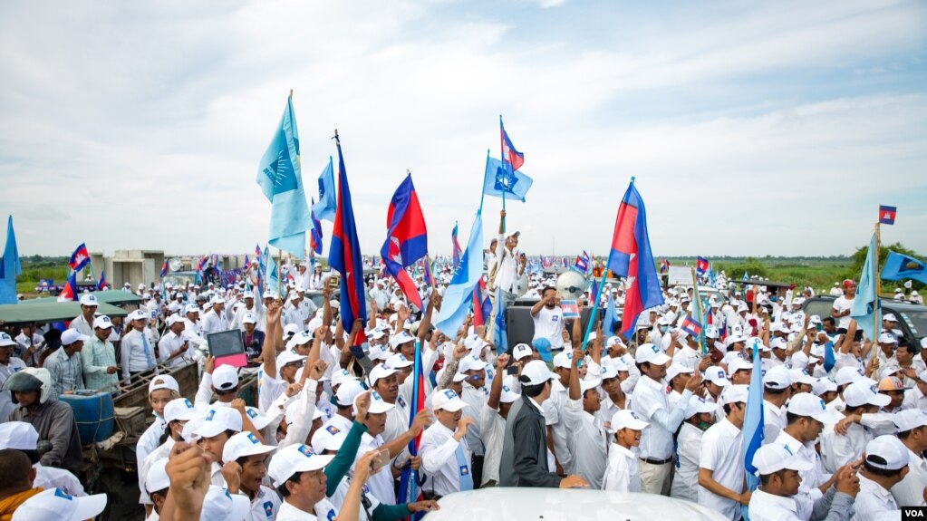 ទិដ្ឋភាព​ទូទៅ​ថ្ងៃ​ដំបូងនៃ​​យុទ្ធនាការ​ឃោសនា​រក​សំលេង​​ឆ្នោត​របស់​គណបក្សសង្គ្រោះ​ជាតិ​ ​ដែលមាន​សកម្មជន​ និង​អ្នកគាំទ្រ​​ជា​ច្រើន​ពាន់នាក់​ចូលរួម នៅរាជ​ធានីភ្នំពេញ​ ថ្ងៃទី​ ២០​ ខែ​ឧសភា​ ឆ្នាំ២០១៧។ (ខាន់​ សុគុំ​មនោ​/ VOA)