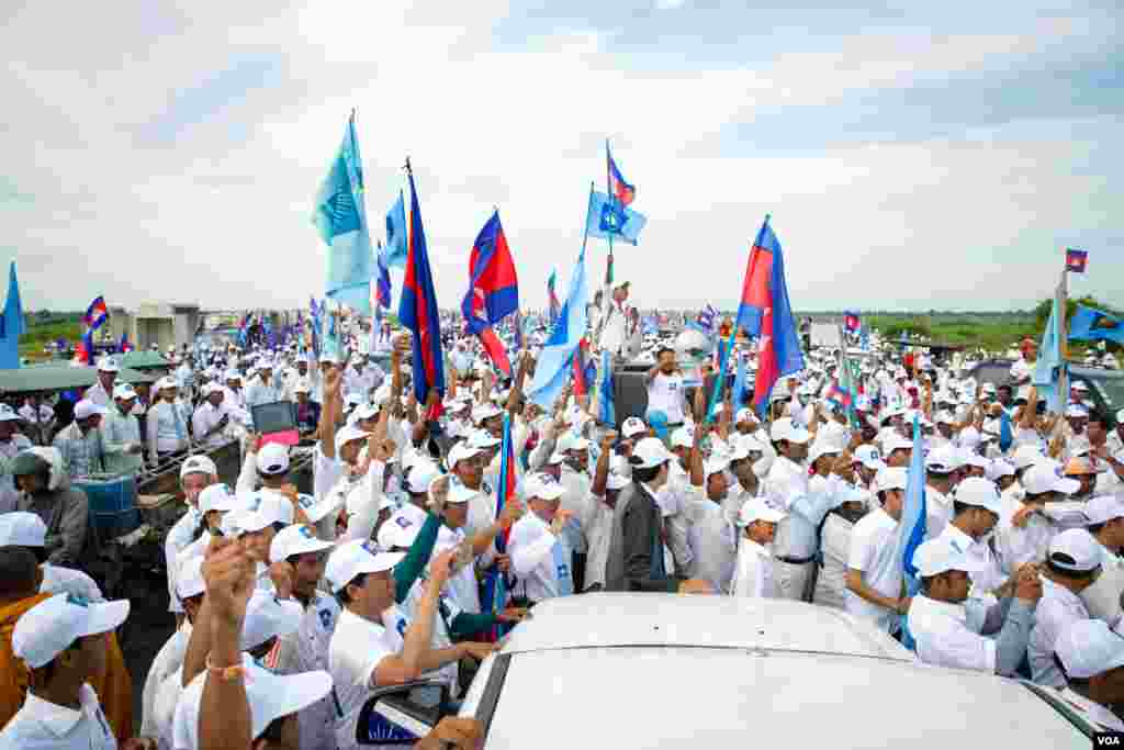 ទិដ្ឋភាព​ទូទៅ​ថ្ងៃ​ដំបូងនៃ​​យុទ្ធនាការ​ឃោសនា​រក​សំលេង​​ឆ្នោត​របស់​គណបក្សសង្គ្រោះ​ជាតិ​ ​ដែលមាន​សកម្មជន​ និង​អ្នកគាំទ្រ​​ជា​ច្រើន​ពាន់នាក់​ចូលរួម នៅរាជ​ធានីភ្នំពេញ​ ថ្ងៃទី​ ២០​ ខែ​ឧសភា​ ឆ្នាំ២០១៧។ (ខាន់​ សុគុំ​មនោ​/ VOA)