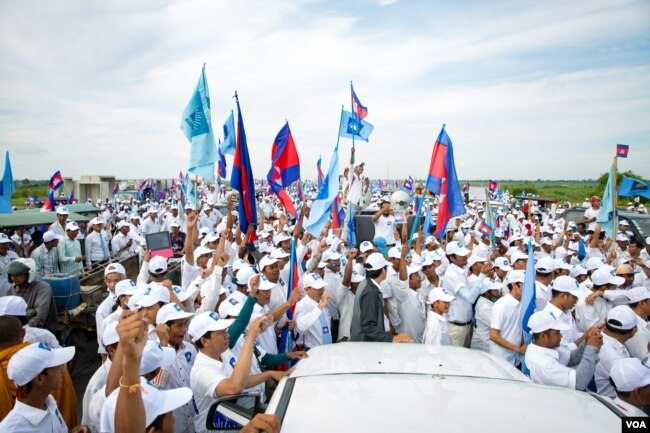 រូបឯកសារ៖ ទិដ្ឋភាពទូទៅថ្ងៃដំបូងនៃយុទ្ធនាការឃោសនារកសំលេងឆ្នោតរបស់គណបក្សសង្គ្រោះជាតិ ដែលមានសកម្មជន និងអ្នកគាំទ្រជាច្រើនពាន់នាក់ចូលរួម នៅរាជធានីភ្នំពេញ ថ្ងៃទី ២០ ខែឧសភា ឆ្នាំ២០១៧។ (ខាន់ សុគុំមនោ/VOA)