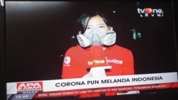 Reporter televisi yang memakai respirator dan sempat diperbincangkan warganet. (Foto:VOA/ Nurhadi)