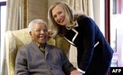 2012年8月美国国务卿希拉里•克林顿在南非库奴曼德拉的寓所里会见曼德拉
