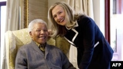 Nelson Mandela va AQSh Davlat kotibasi Xillari Klinton, 6-avgust, 2012-yil.