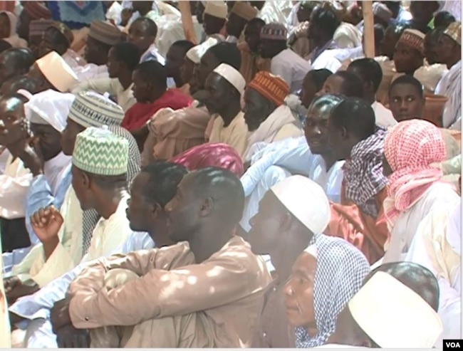 Nigerian men in a meeting with Cameroon authorities, Limani, Cameroon, April 7, 2019. ( M. Kindzeka/VOA)