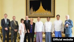The Elders အဖွဲ့ကို မြန်မာသမ္မတဦးသိန်းစိန် လက်ခံတွေ့ဆုံနှုတ်ဆက်နေစဉ် (ဓာတ်ပုံ - မြန်မာသမ္မတရုံး)
