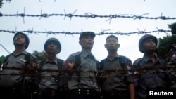برما میں سکیورٹی اہلکار (فائل فوٹو)