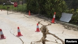 Các đường nứt để lại sau trận động đất kinh hoàng mạnh 7,5 độ Richter tại Hela, Papua New Guinea, tháng Hai năm ngoái.