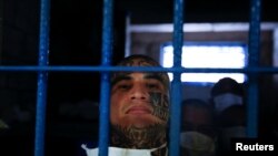Un pandillero dentro de su celda en la cárcel de Izalco durante una gira de prensa, en Izalco, El Salvador. [Foto de archivo]