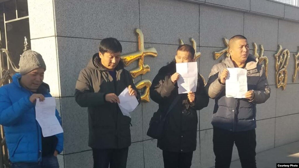 四名吉林市退伍军人获释后在拘留所外会和。（当事人供图）