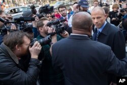 Michael Avenatti, a la derecha, el abogado de Stormy Daniels, habla con periodistas al salir del tribunal federal en Nueva York después de una audiencia de Michael Cohen, abogado personal del presidente Donald Trump. Jueves 26 de abril de 2018.