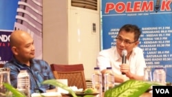 Direktur Politicawave Yose Rizal (kiri) dan angota DPR Budiman Sudjatmiko dari Fraksi PDI-P. (VOA/Iris Gera)