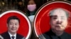 北京天安门广场附近一个纪念品商店出售的中国国家主席习近平（左）与前中共领导人毛泽东头像的磁盘。（2016年1月17日）
