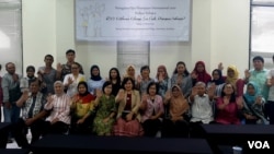 Para aktivis dari berbagai elemen di Surabaya menyerukan penolakan RUU Ketahanan Keluarga, usai diskusi di Kampus Universitas Surabaya (VOA/Petrus Riski).