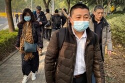中國公民記者張展的代理律師任全牛抵達上海浦東新區法院。（2020年12月28日）
