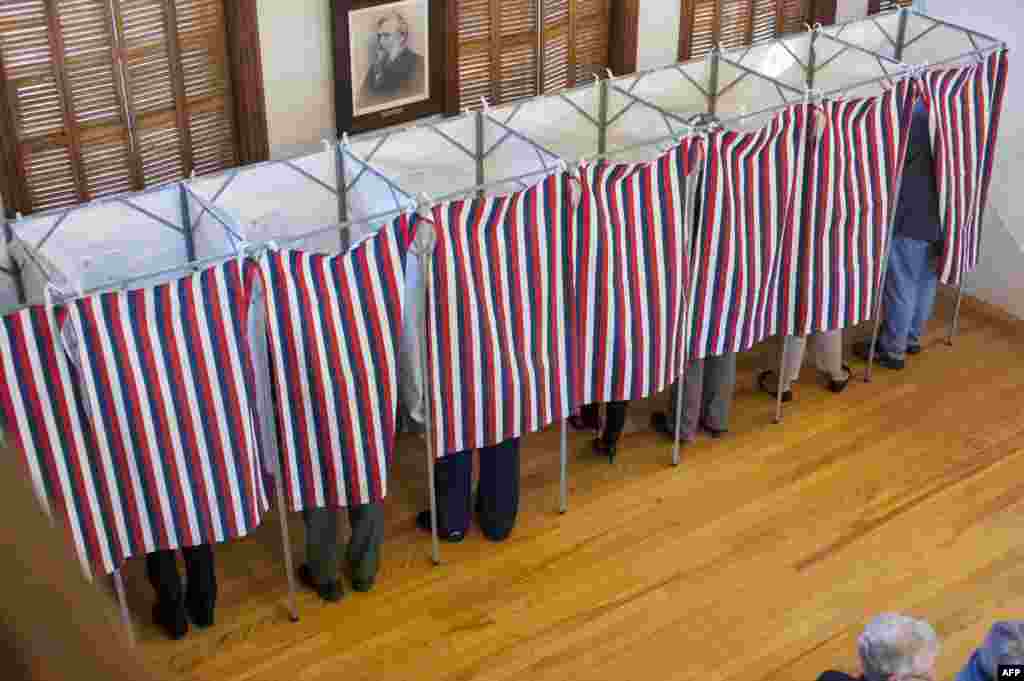 뉴햄프셔주 서튼 유권자들이 주민회관에서 투표하고 있다. &nbsp;