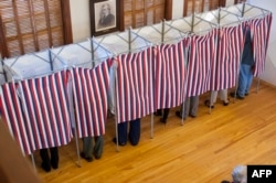 지난 2016년 11월 실시된 미국 대선 당일 뉴햄프셔주 서튼시의 투표소에서 유권자들이 투표하고 있다.