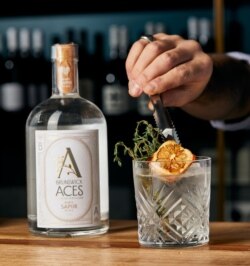 Minuman nonalkohol Sapiir disajikan dengan jeruk kering dan setangkai thyme. (Facebook / Brunswick Aces)