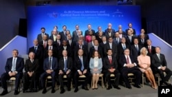 G20 ဘဏ္ဍာရေးဝန်ကြီးများနဲ့ ကမ္ဘာ့ဘဏ်အကြီးအကဲ Jim Yong Kim အပါအဝင် ဗဟိုဘဏ်အုပ်ချုပ်ရေးမှူးများ၊ နိုင်ငံတကာ ငွေကြေးရန်ပုံငွေအဖွဲ့ အမှုဆောင်ညွန်ကြားရေးမှုး Christine Lagarde၊ နှင့်အဖွဲ့။ 