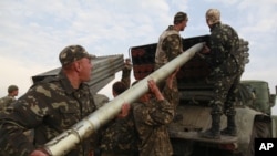 乌克兰军人在卢甘斯克附近对亲俄反叛武装的战斗中把导弹装上发射器