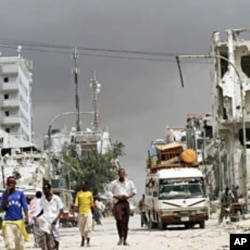 Residents flee from renewed fighting between Somalia government forces and Islamist militants in Daynile district and Elasha Biyaha in the outskirts of Mogadishu, October 21, 2011