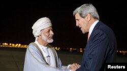 Menteri Luar Negeri AS John Kerry disambut oleh Menteri Luar Negeri Oman Yussef bin Alawi ketika tiba di Muscat untuk pembicaraan nuklir dengan Iran, 9 November 2014.