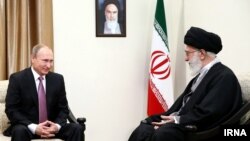 دیدار ولادیمیر پوتین رئیس جمهوری روسیه با آیت اﻟله علی خامنه ای رهبر جمهوری اسلامی ایران در تهران - ۲ آذر ۱۳۹۴