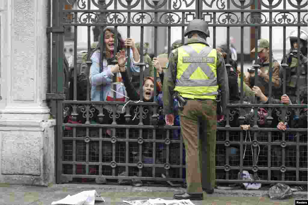Học sinh biểu tình đòi cải cách hệ thống giáo dục, gần trụ sở Thượng viện ở Santiago, Chile.
