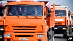 Presiden Rusia Vladimir Putin mengendarai truk untuk membuka resmi jembatan yang menghubungkan Rusia dan Semenanjung Krimea, dalam upacara peresmian di dekat Kerch, Krimea, 15 Mei 2018.