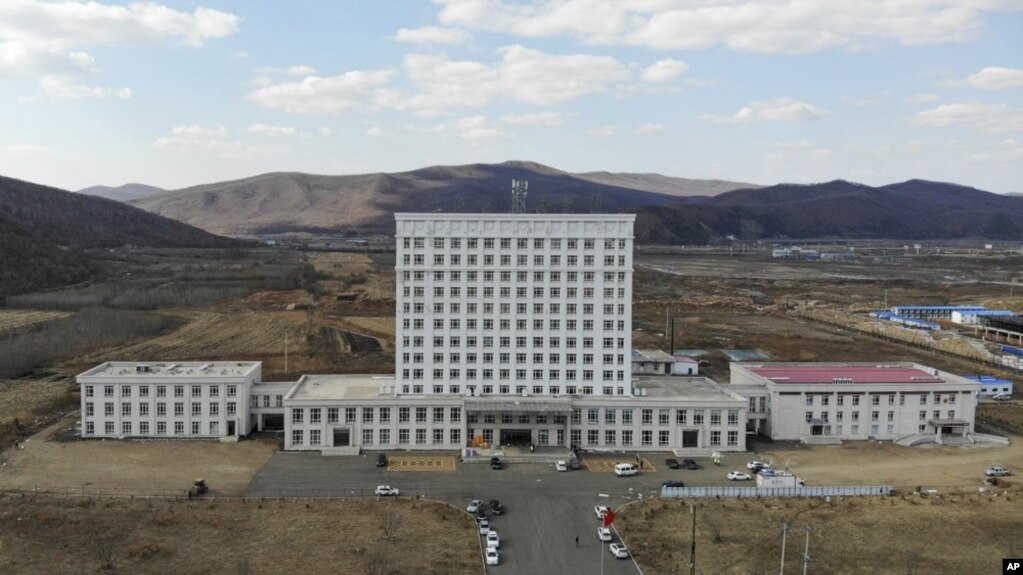 Офисное здание в городе Суйфэньхэ было переоборудовано властями в полевой госпиталь, предназначенный для выявления и лечения коронавируса у китайцев, прибывающих домой из соседней России 