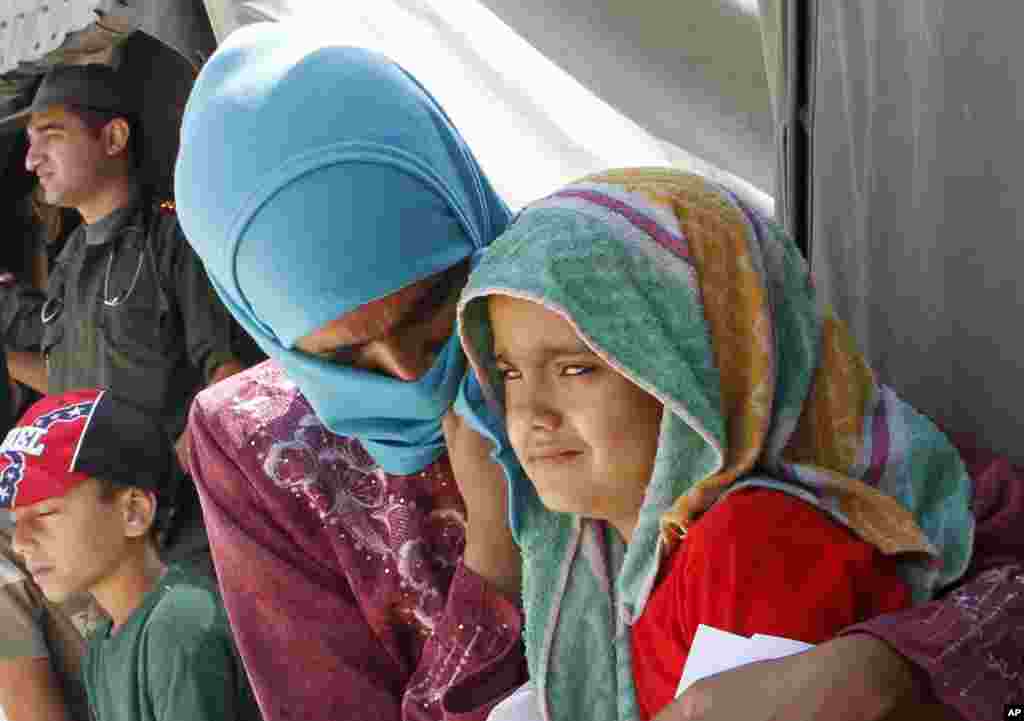 Người tị nạn Syria ngồi chờ b&ecirc;n ngo&agrave;i một bệnh x&aacute; trong trại tị nạn Zaatari, ở Mafrag, Jordan 16/8/12
