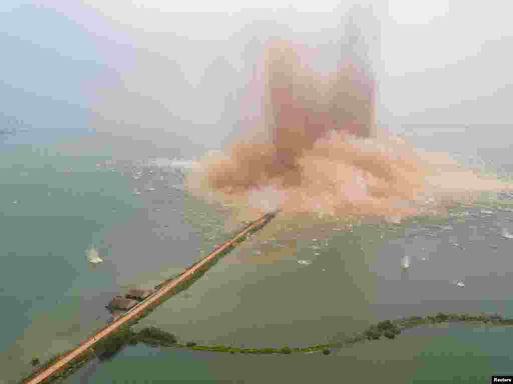 Một con đê ngăn hai hồ nước bị phá hủy ở thành phố Vũ Hán, tỉnh Hồ Bắc, Trung Quốc.