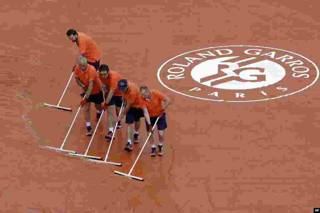 Parisdə Roland Qarros stadionunda kişilər arasında tennis üzrə dördə bir final yarışları zamanı meydança yağışdan sonra təmizlənir.&nbsp; &nbsp;