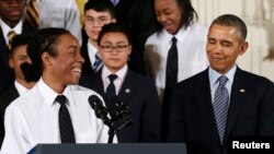 El presidente Barack Obama es presentado por Christian Champagne, de 18 años, invitado, junto a a otro grupo de estudiantes a la Casa Blanca para la presentación del proyecto llamado "My Brother's Keeper".