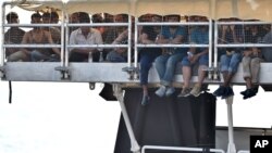 Un groupe de migrants au port de Messina, en Sicile, en juillet 2015.