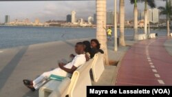 Jovens na Marginal de Luanda