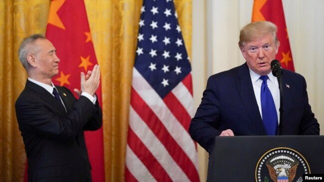 美国总统特朗普在白宫美中第一阶段经贸协议签署仪式上讲话时中国副总理刘鹤鼓掌。(2020年1月15日)