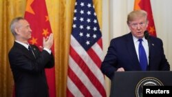 美国总统特朗普在白宫美中第一阶段经贸协议签署仪式上讲话时中国副总理刘鹤鼓掌。（路透社 2020年1月15日）