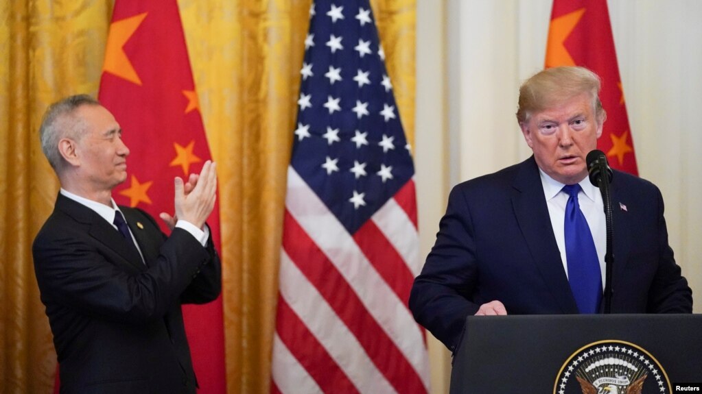 时任美国总统特朗普在白宫美中第一阶段经贸协议签署仪式上讲话时中国副总理刘鹤鼓掌。（2020年1月15日）(photo:VOA)