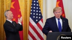 Phó Thủ tướng Trung Quốc Lưu Hạc và Tổng thống Trump hôm 15/1.